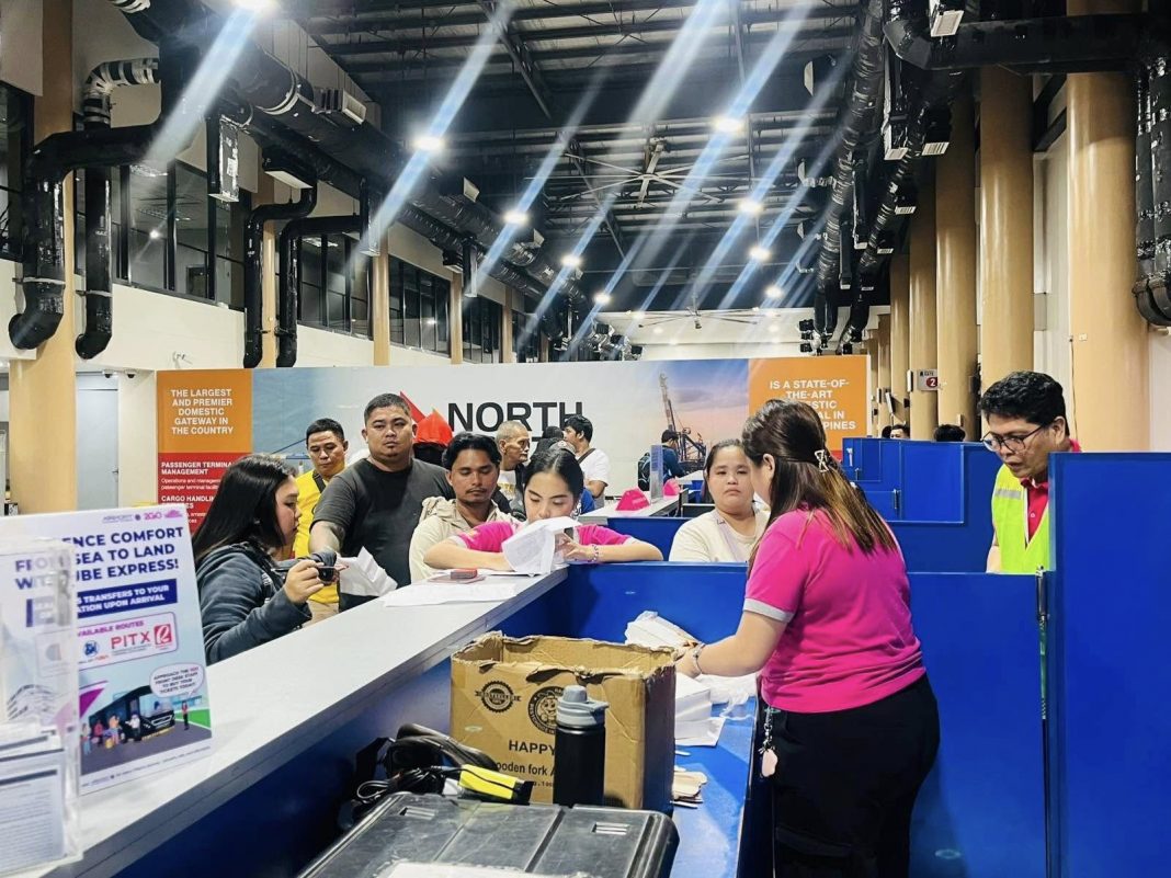 2GO distributed food packs to stranded passengers