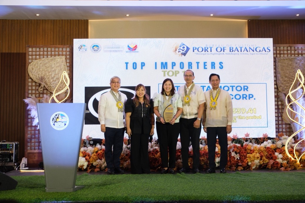 Toyota Motor Philippines Corporation (TMP) executives receive an award from Bureau of Customs-Batangas port officials. Photo shows, from left, TMP Executive Vice President Jose Maria Atienza, Bureau of Customs (BOC) - Port of Batangas District Collector Carmelita Talusan, TMP First Vice President Josephine Villanueva, TMP Senior Vice President Dennis Ben-Hur Escuro, and BOC Assistant Secretary and Chief of Staff Atty. Carlos Bathan during the recognition ceremony for the BOC-POB Top 10 Importers.